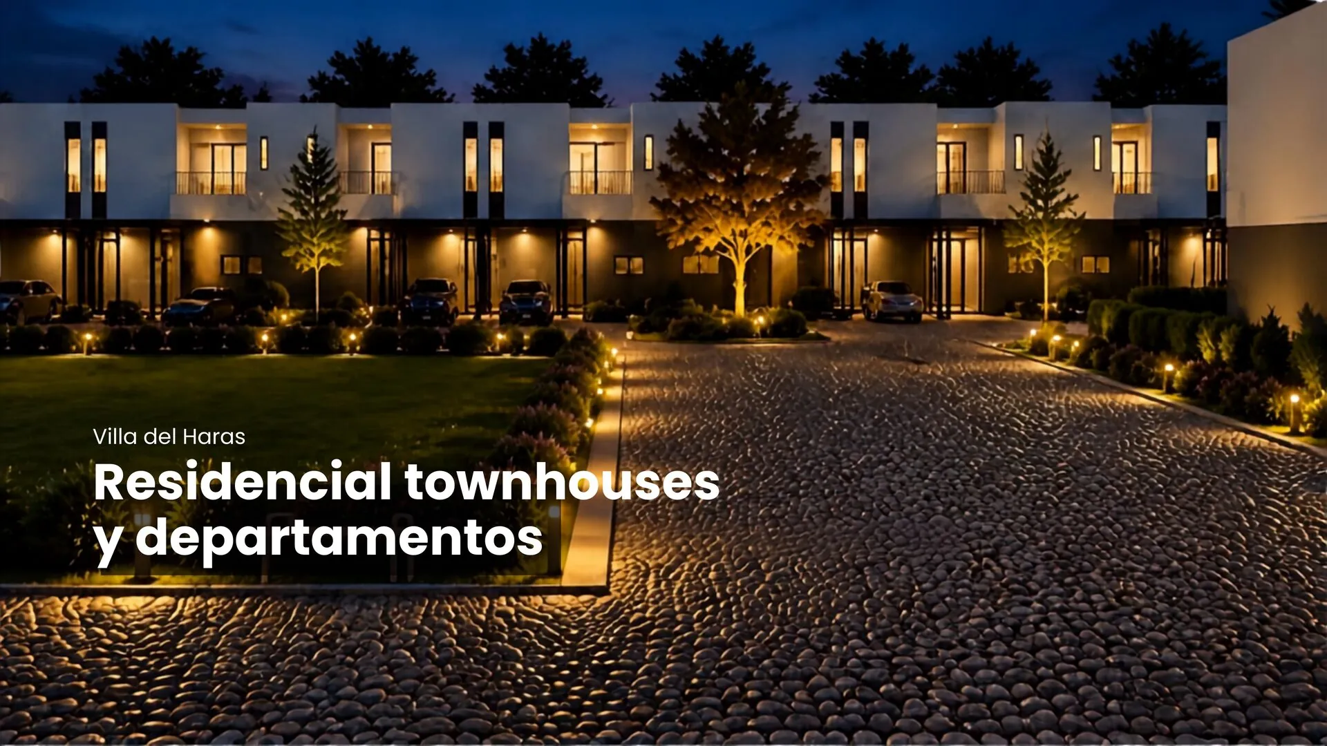 Townhouses en dúplex de Villa del Haras iluminados de noche, con cocheras cubiertas propias y jardín